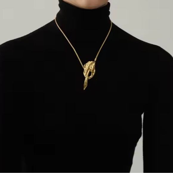 ✨ Modern Gold Knot Pendant Necklace ✨ - Picture 3 of 7